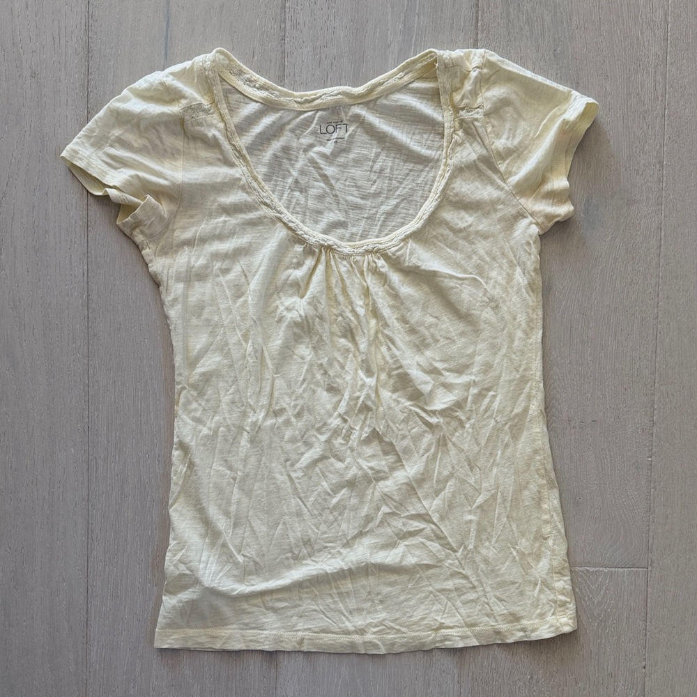 LOFT Women's Short Sleeve Scoop Neck Tee in Light Yellow- XS